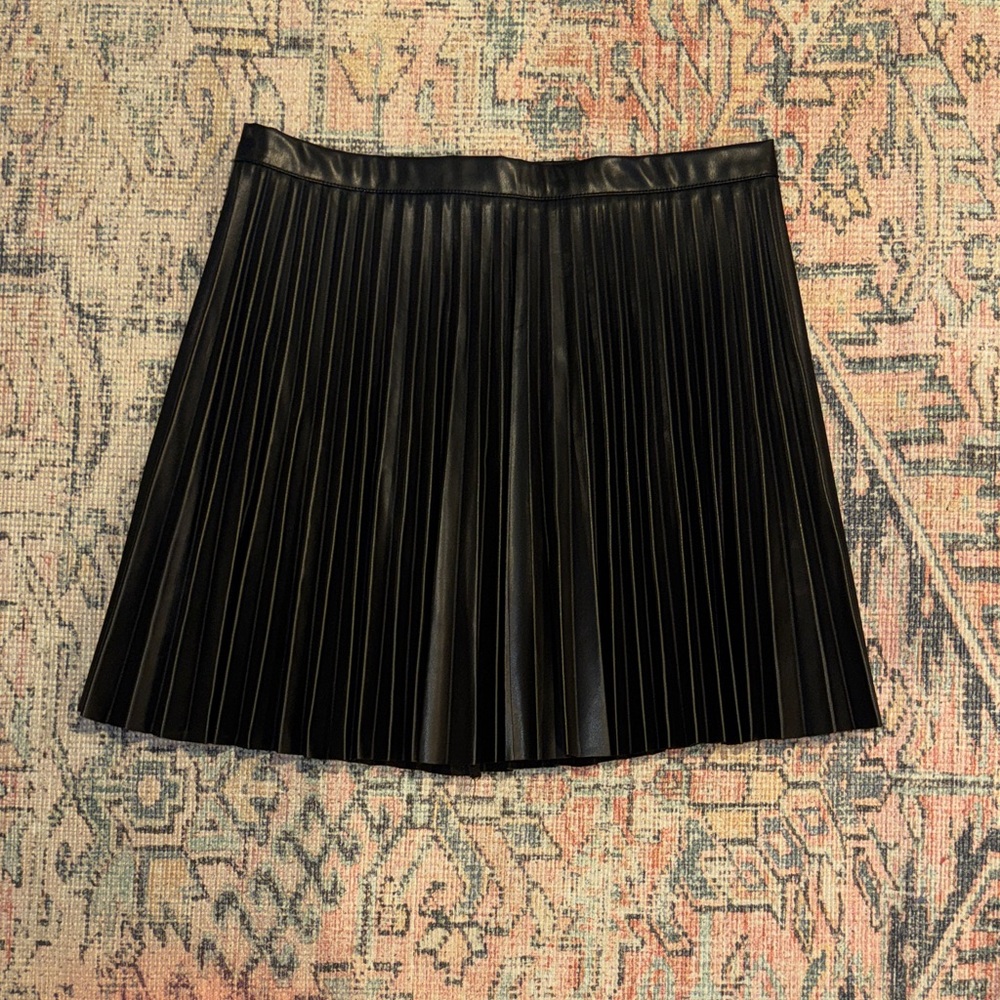 Post Elegant Black Pleated Mini Skirt